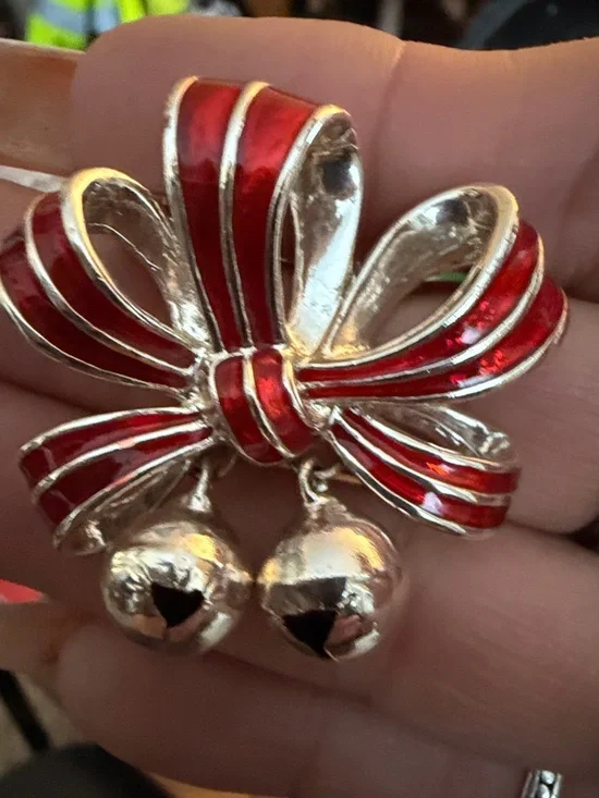 Set of FOUR Christmas/holiday themed pins - Picture 6 of 6